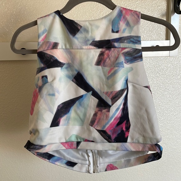 PdC New York Tops - PDC New York sleeveless white, blue, pink pattern crop top (XL)
